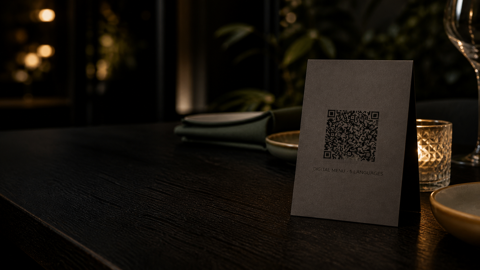 Eleganter Tischaufsteller mit QR-Code im Restaurant